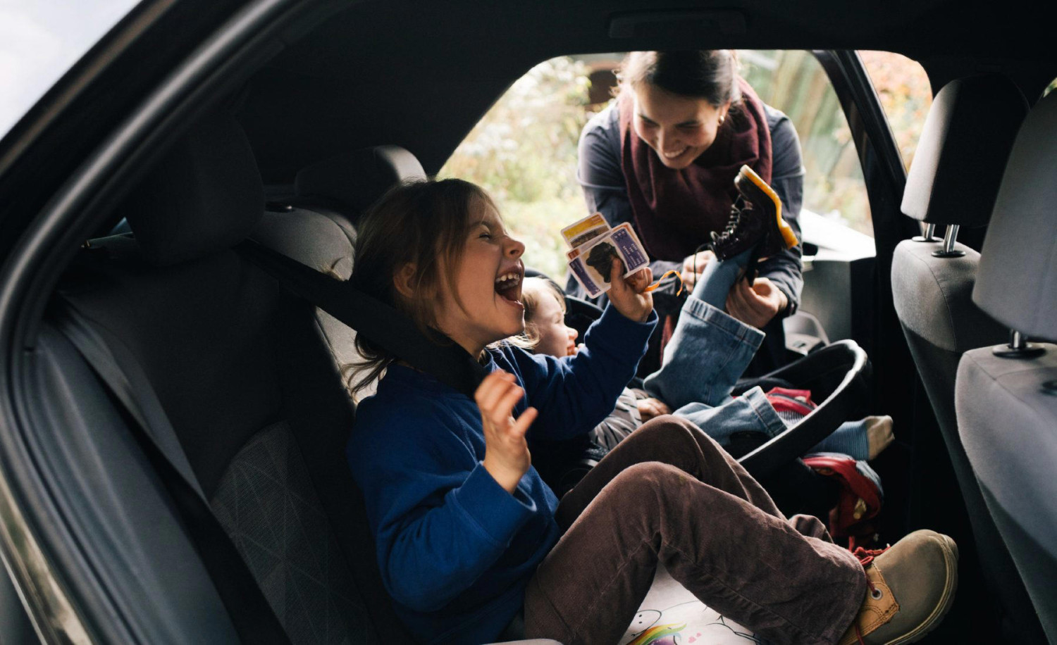 Los niños pasan más de 3.400 horas viendo conducir a sus padres: estos son los malos hábitos que aprenden