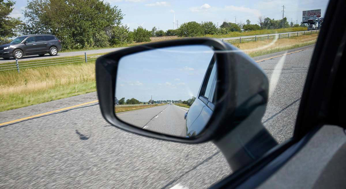El error más común con los retrovisores del coche: así se deben ajustar según la DGT para evitar los ángulos muertos