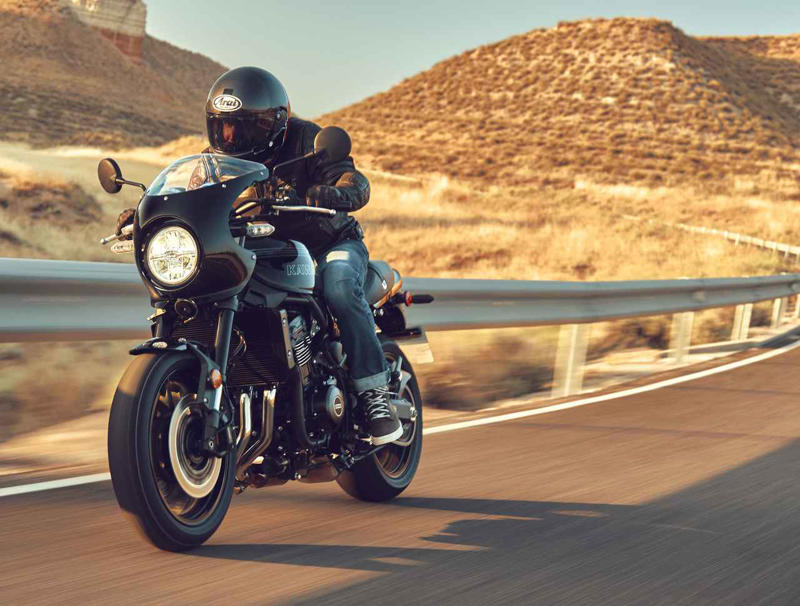 【2026新型！】カワサキ「Z900RS CAFE」を詳細解説！マッハをオマージュしたグラフィックを採用する魅惑のカフェレーサー！