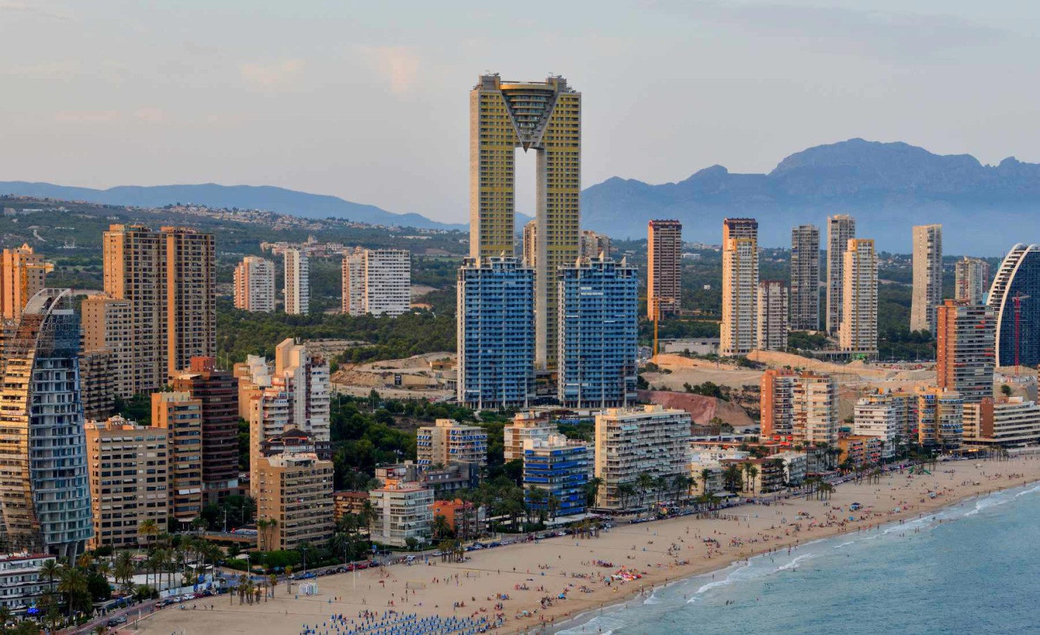 El 'techo' de las carreteras españolas: conoce el coloso de hormigón que mira de tú a tú a los rascacielos