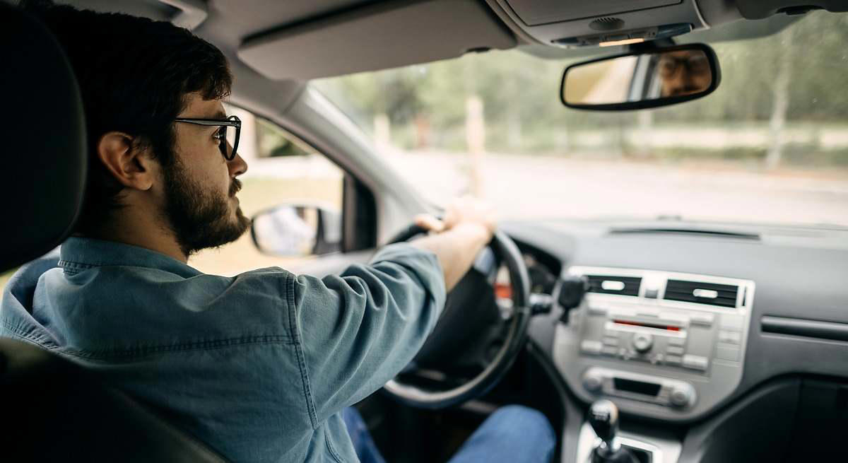Los conductores expertos recomiendan llevar la espalda pegada al asiento del coche: no es solo cuestión de comodidad