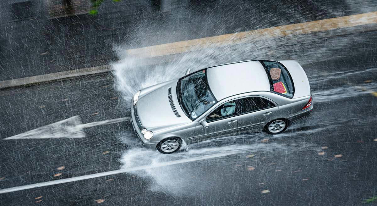 Cuando llueve, tu coche gasta más gasolina: por qué este clima aumenta el consumo y cómo puedes evitarlo