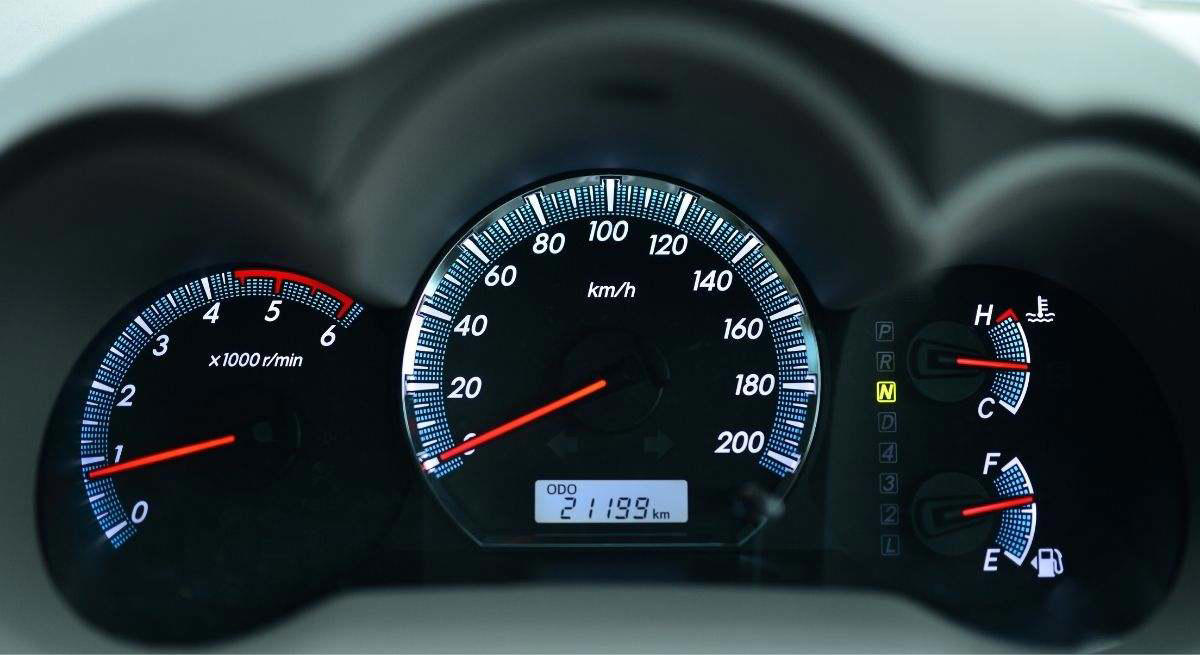 Qué significan las letras 'E' y 'F' del salpicadero del coche y por qué son tan importantes