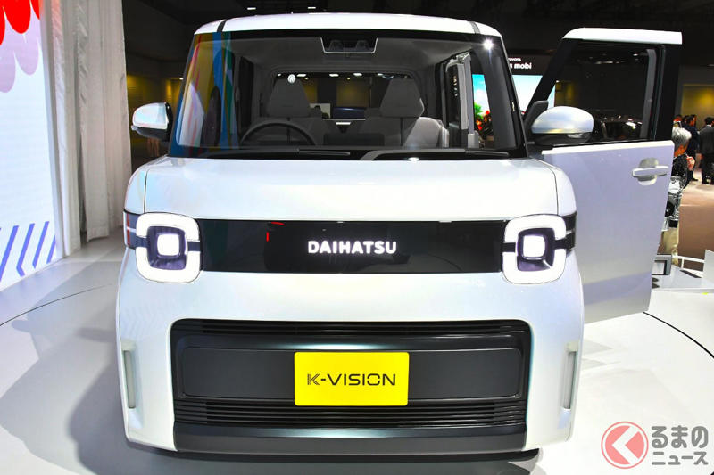 ダイハツ新型「軽ワゴン」どんなクルマ? めちゃ斬新“カクカク”デザイン採用! 次世代“軽自動車”はニュートラルで「心地よい」? 新型「K-VISION」のこだわりをデザイナーに聞いた!