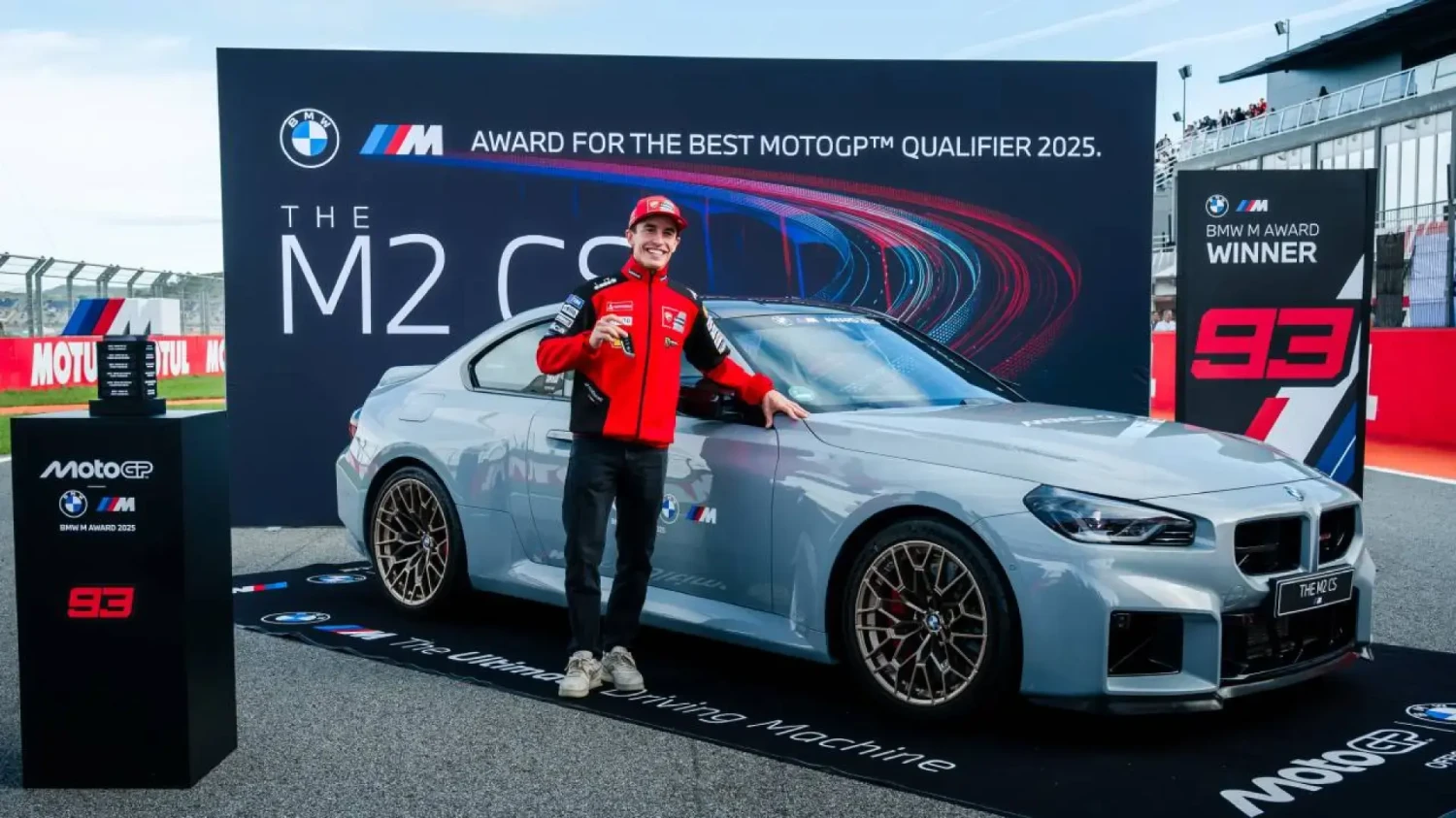 Marc Márquez recibe su flamante nuevo deportivo, un coupé de 530 CV y una aceleración de 0 a 100 km/h en solo 3,8"