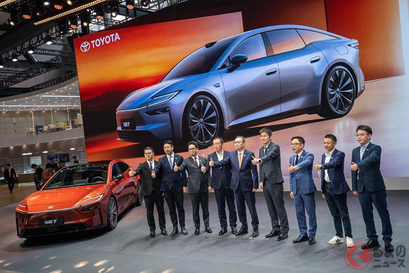 400万円台から!? トヨタ新型「5.1m超えセダン」発表！ ハンマーヘッド顔採用で“クラウンセダン”より大きい「bZ7」 中国広州ショーで公開