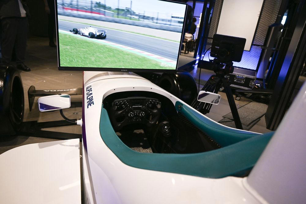 お値段1000万円！ 世界限定10台！ ホンダがトップドライバーの血と汗滲む“ホンモノ”モノコックの本格シミュレータを販売開始