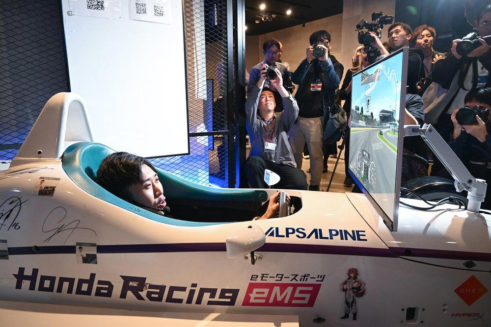 お値段1000万円！ 世界限定10台！ ホンダがトップドライバーの血と汗滲む“ホンモノ”モノコックの本格シミュレータを販売開始