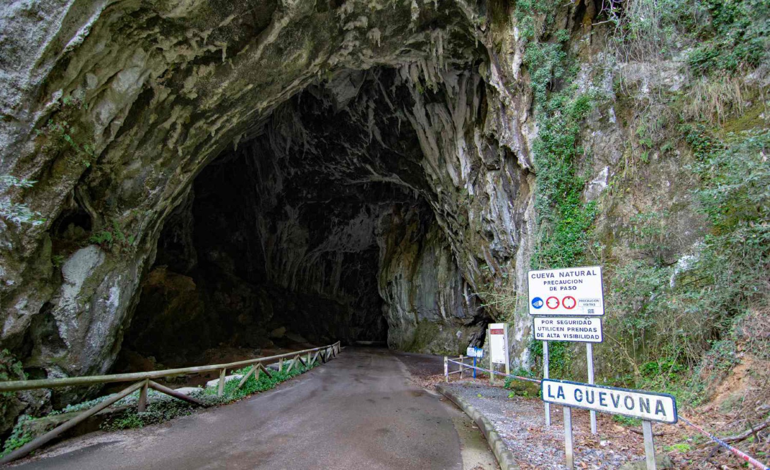 Conduciendo por el corazón de la roca: la carretera asturiana que se encuentra entre las más insólitas de Europa