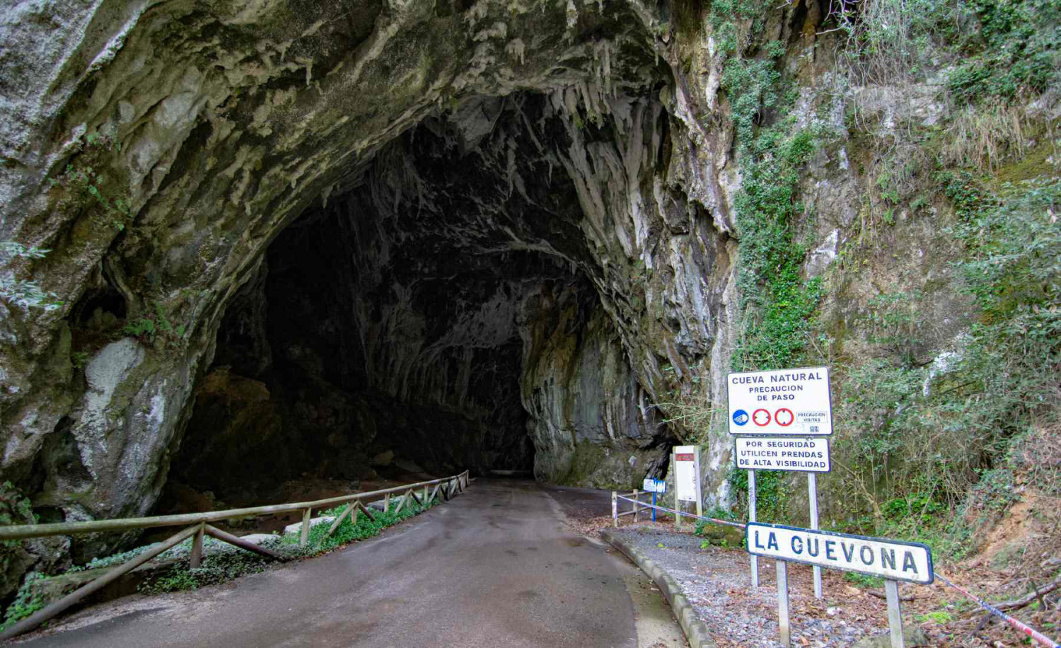 Conduciendo por el corazón de la roca: la carretera asturiana que se encuentra entre las más insólitas de Europa