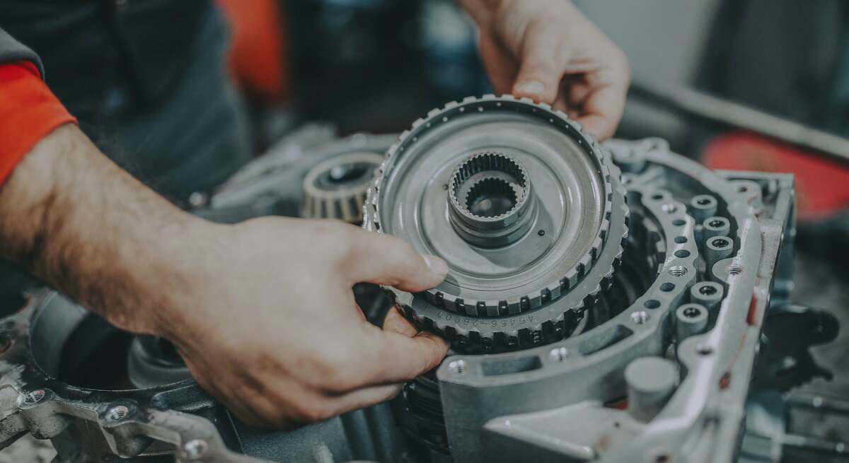 Juanjo Jiménez, mecánico: "¿Quieres que la caja de cambios de tu coche dure toda la vida? Te voy a dar dos consejos"