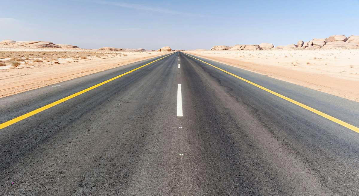 Así es la carretera sin curvas más larga del mundo: 240 km en línea recta construidos originalmente para uso privado de un rey