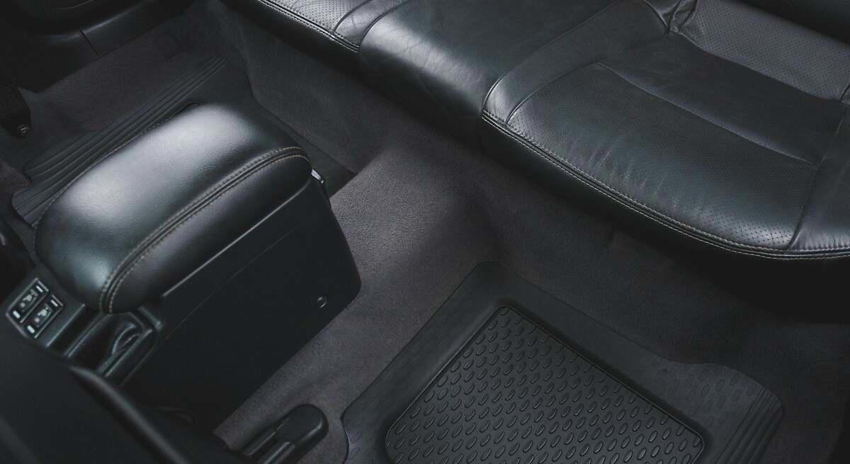 Para qué sirve el "bulto" que hay en el suelo de los asientos traseros de algunos coches: los especialistas revelan su utilidad técnica