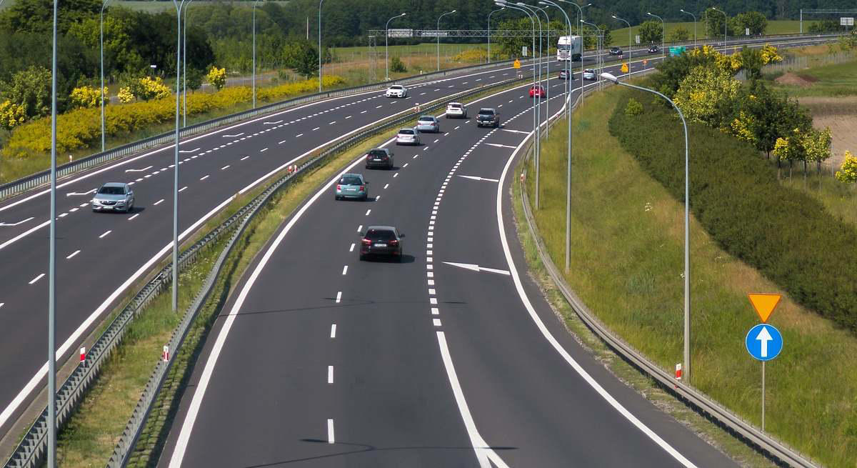Incorporarse a una carretera, al principio o al final del carril de aceleración: la DGT aclara cómo hacerlo para evitar multas