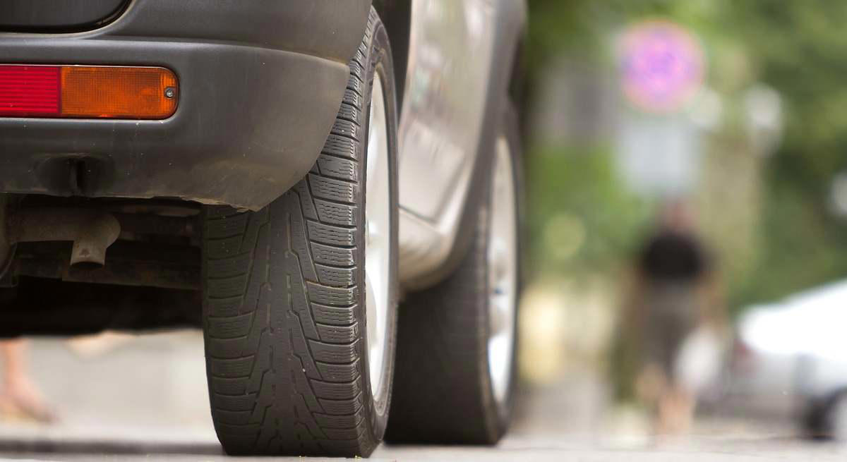 El sencillo truco que todo conductor debería conocer para saber si las ruedas de su coche están rectas o giradas