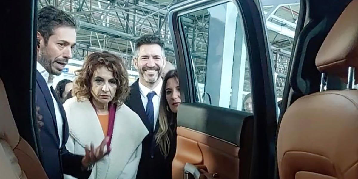 La reacción de la vicepresidenta primera del Gobierno, María Jesús Montero, al ver el nuevo vehículo de Santana: "Precioso, y la capacidad..."