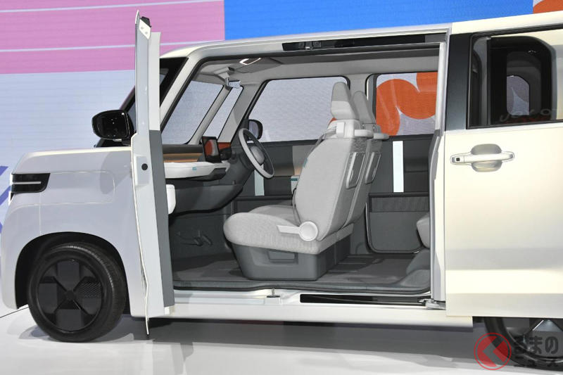 ダイハツ新型「軽ワゴン」どんなクルマ? めちゃ斬新“カクカク”デザイン採用! 次世代“軽自動車”はニュートラルで「心地よい」? 新型「K-VISION」のこだわりをデザイナーに聞いた!