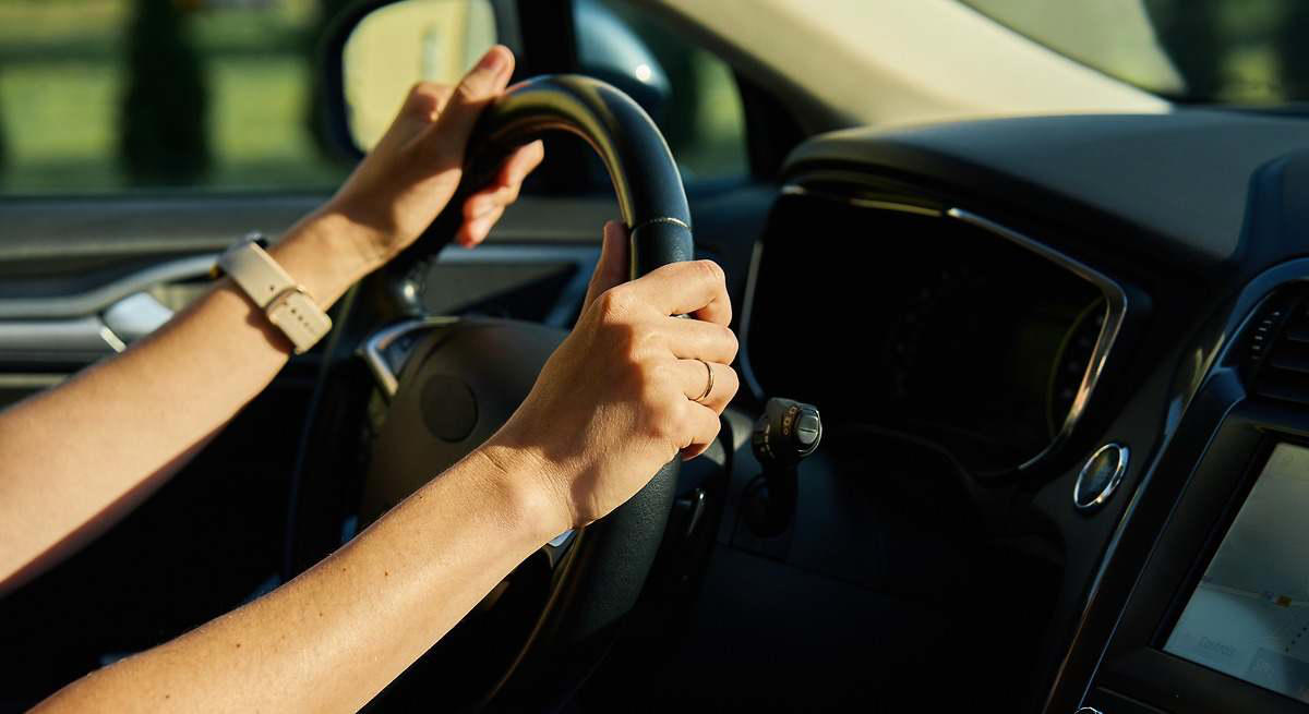 Por qué es mala señal que el coche se desvíe sin girar el volante: esto es lo que deberían hacer los conductores para solucionar el problema