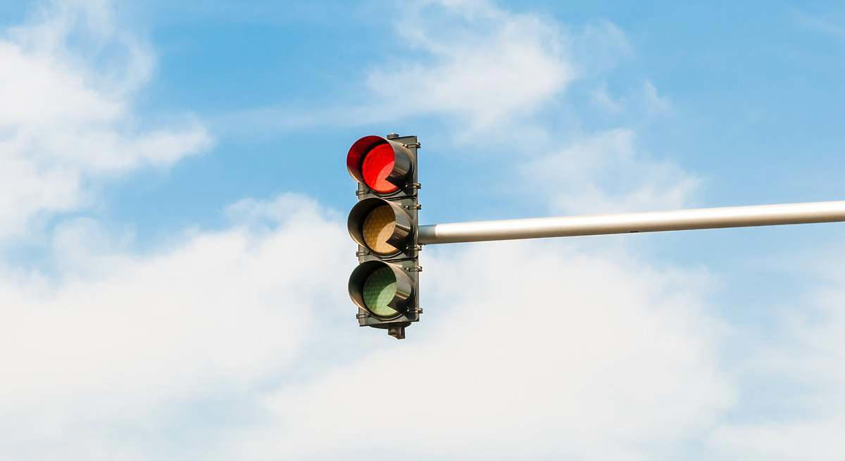 Pasar un semáforo en rojo sin multa: el Reglamento General de Circulación aclara las dos únicas situaciones en las que está permitido