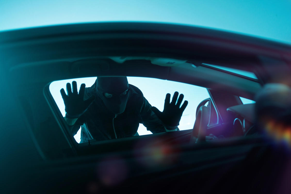 Cada vez más conductores pegan esta nota en los cristales del coche en Madrid y en Barcelona: tiene todo el sentido