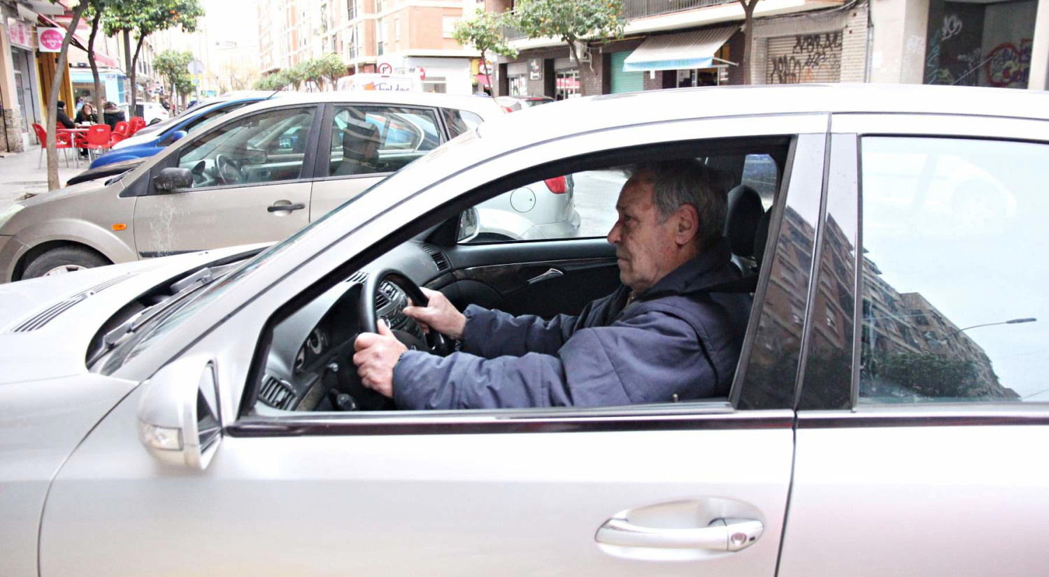 Un hombre de 78 años conduce por las vías del metro tras equivocarse de salida y reaviva el debate: ¿hasta qué edad es seguro conducir?