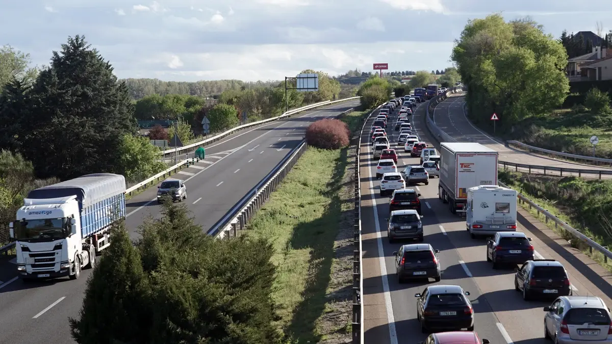 El inicio del Puente del 1º de Mayo deja las primeras retenciones de hasta 12 kilómetros en Ávila, Burgos y Segovia
