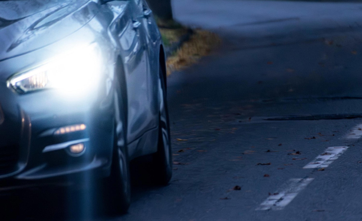 El gesto que casi todos hacen al conducir de noche y que puede crear un peligro invisible en la carretera