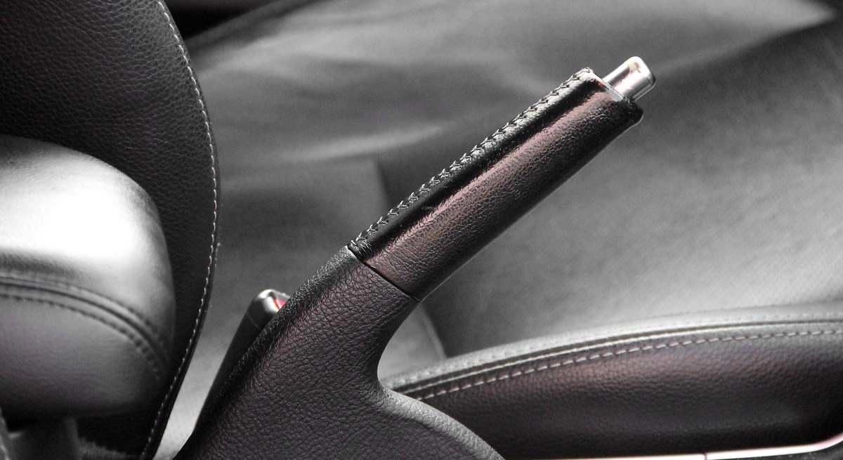 El consejo de un mecánico a todos los conductores: "Así se sube el freno de mano de tu coche sin dañarlo"