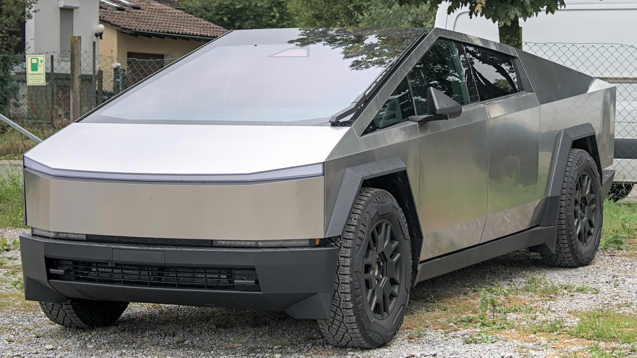 Tesla, Tesla says FSD was off before Cybertruck crash, video raises doubts