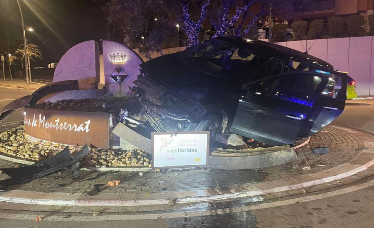 Conducían a 151 km/h, se fugaron y chocaron con una rotonda: lo peor fue quién era el conductor y sus acompañantes