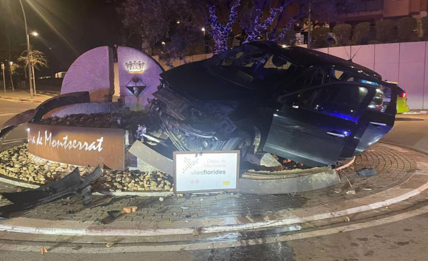 Conducían a 151 km/h, se fugaron y chocaron con una rotonda: lo peor fue quién era el conductor y sus acompañantes
