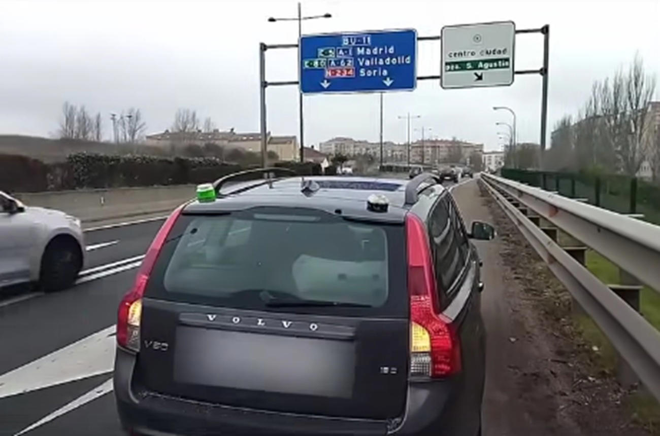 ¿Cuándo se puede usar el arcén con un coche sin que te multen? Esta es la norma que la mayoría de conductores ignoran