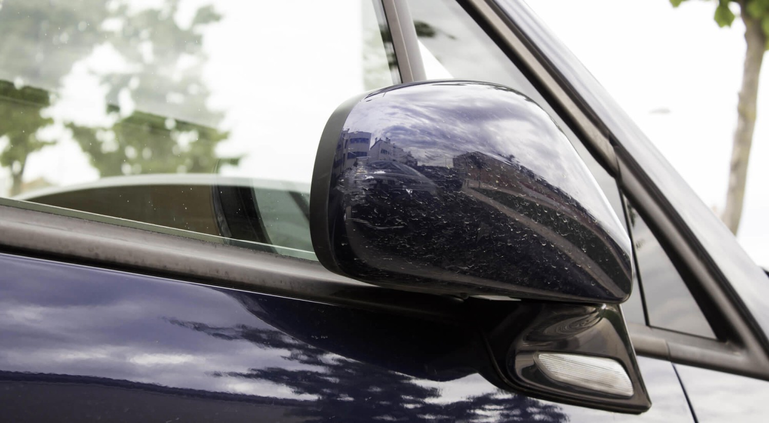 Plegar los retrovisores: el gesto común al aparcar que puede poner tu coche en peligro