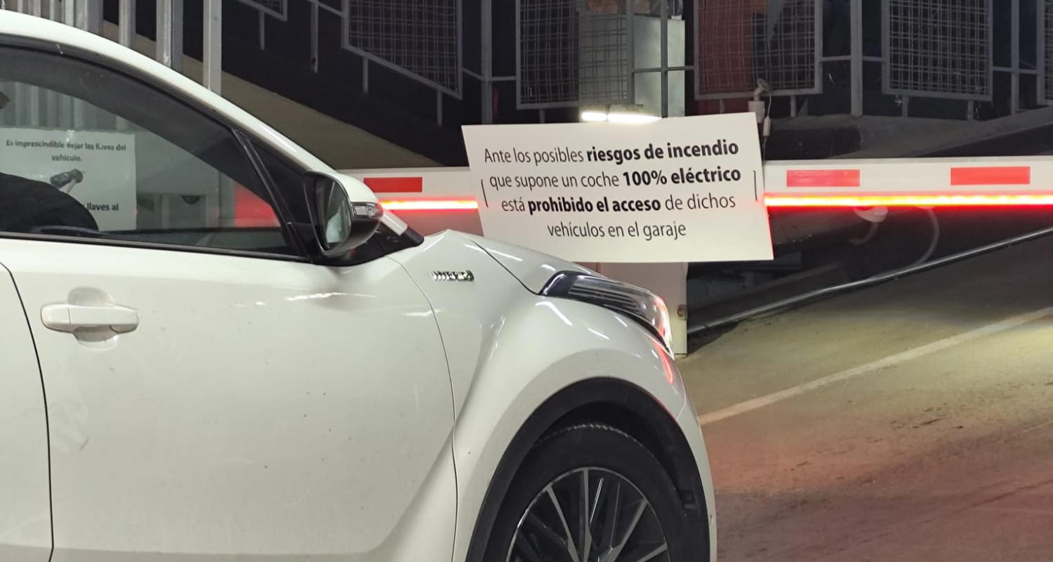 La polémica en el centro de Madrid: este aparcamiento no deja entrar coches eléctricos por este motivo y enfurece a los conductores