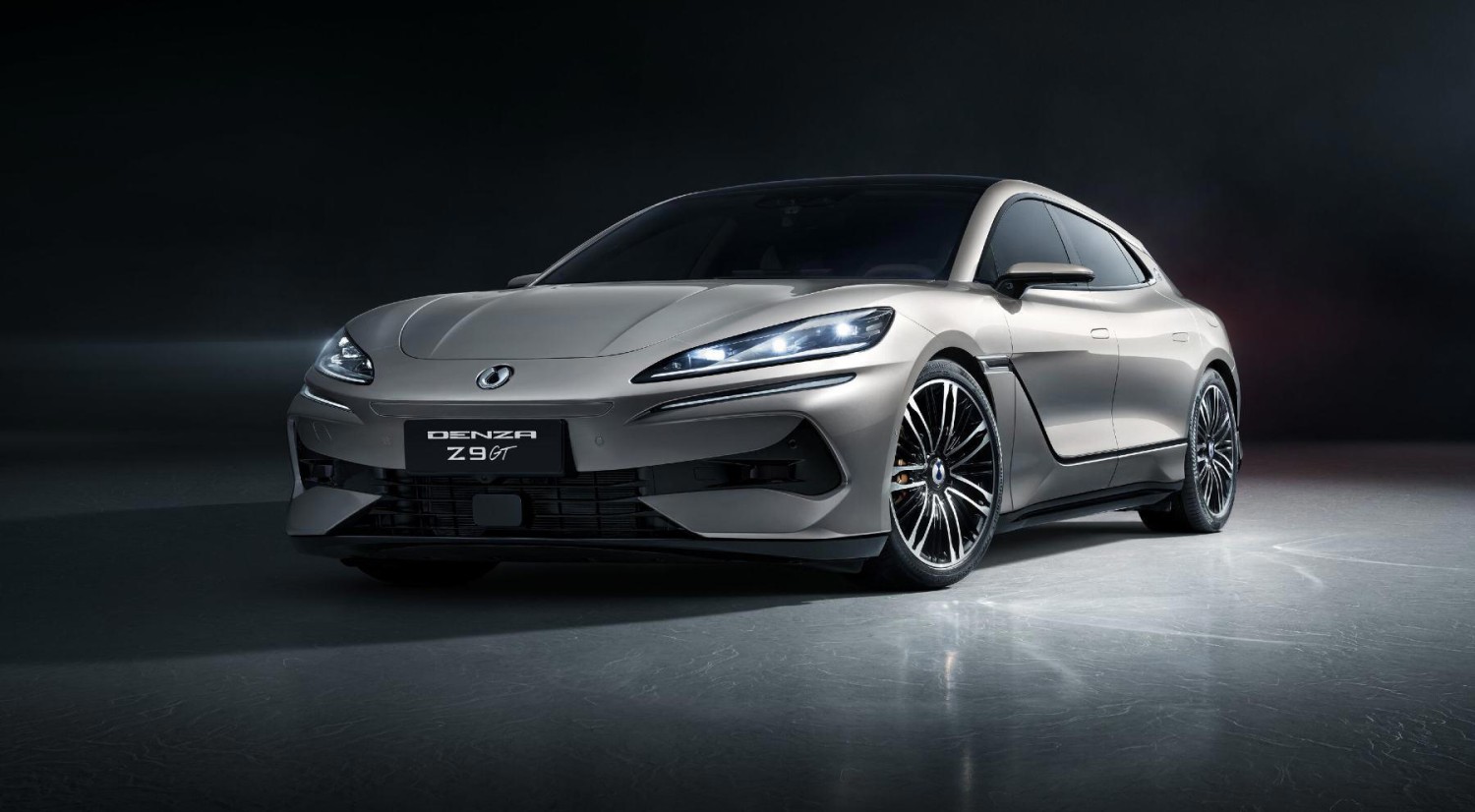 James Bond cambia de coche y la marca que ha elegido sorprenderá a muchos