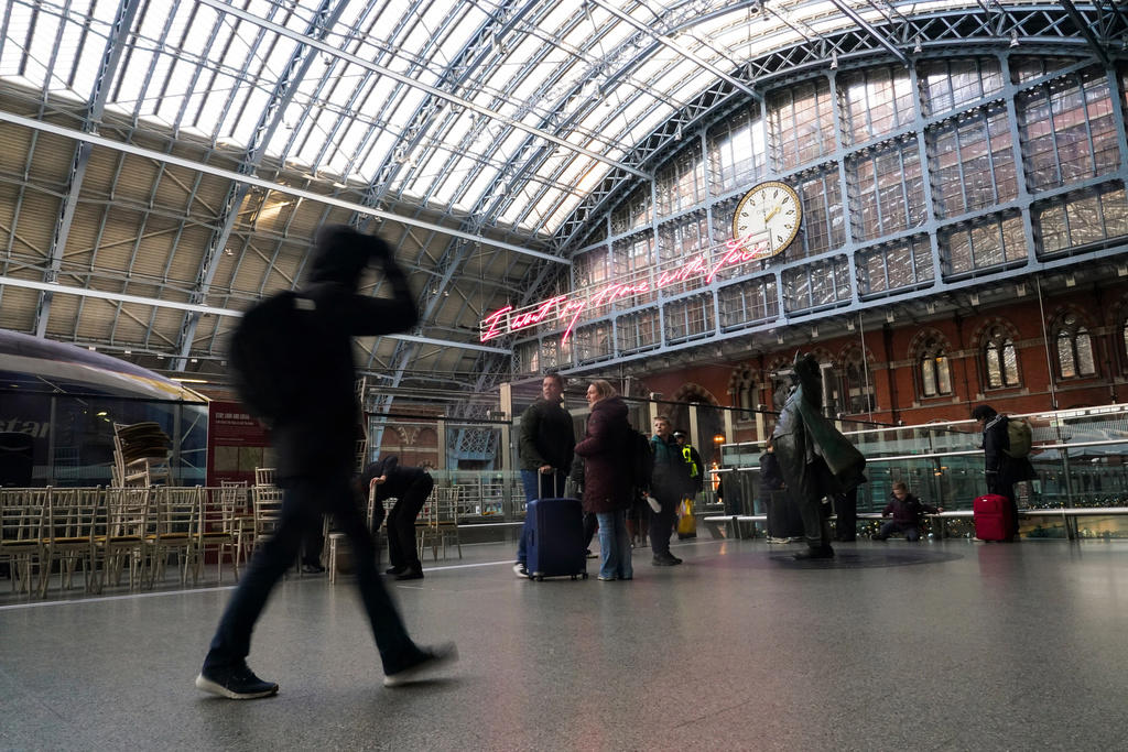 Channel Tunnel power malfunction fixed, but rail delays linger