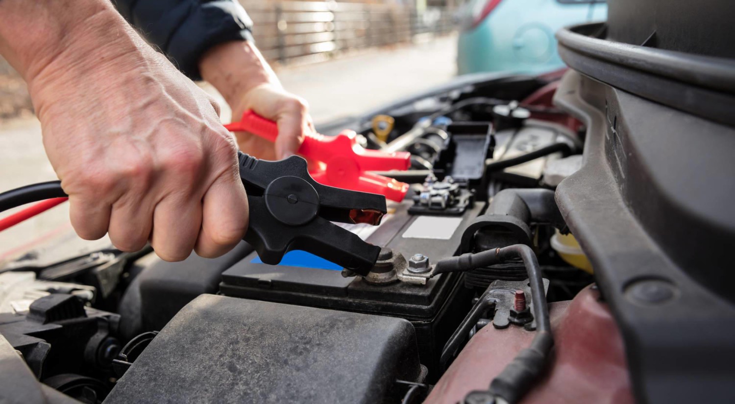 ¿Al cargar la batería del coche sabes qué cable va primero? ¿El negro o el rojo?