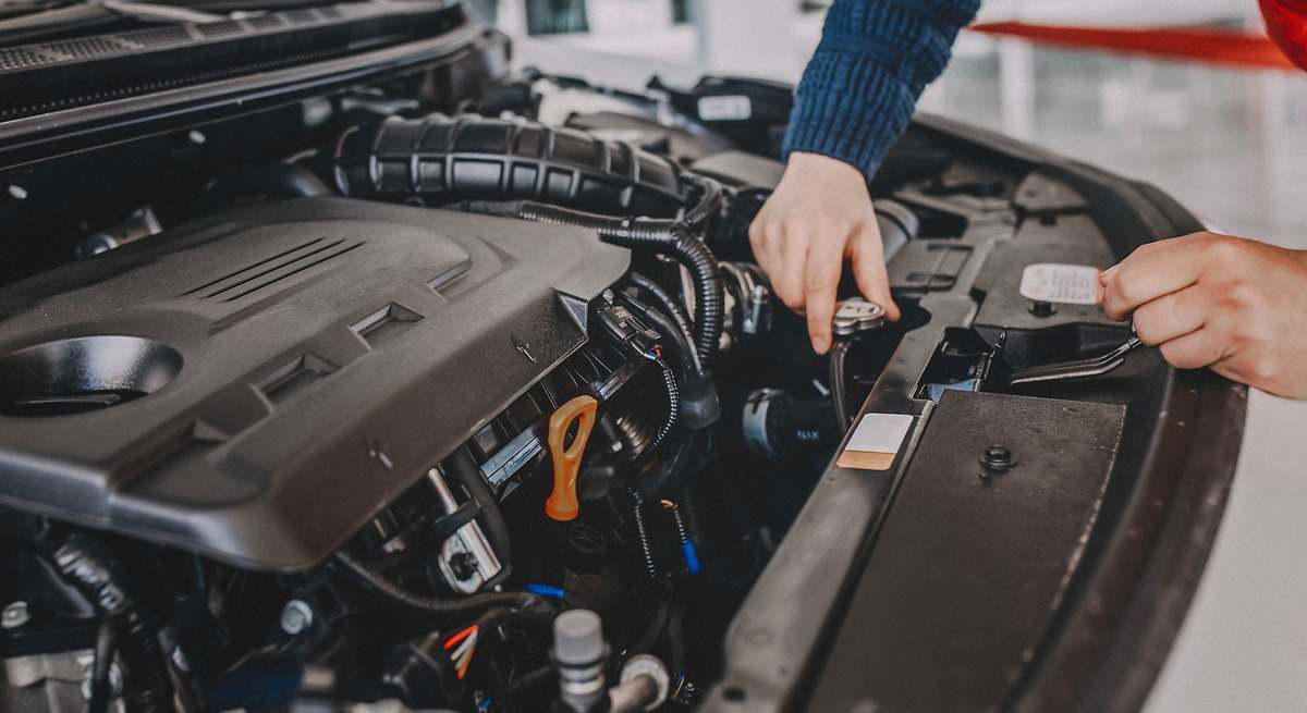 Casi todo el mundo cae en esta trampa al apagar su coche: advertencia de un mecánico a los conductores