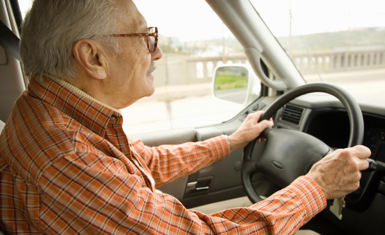 ¿Hay una edad límite para conducir en España? Lo que la DGT exige a los mayores de 65