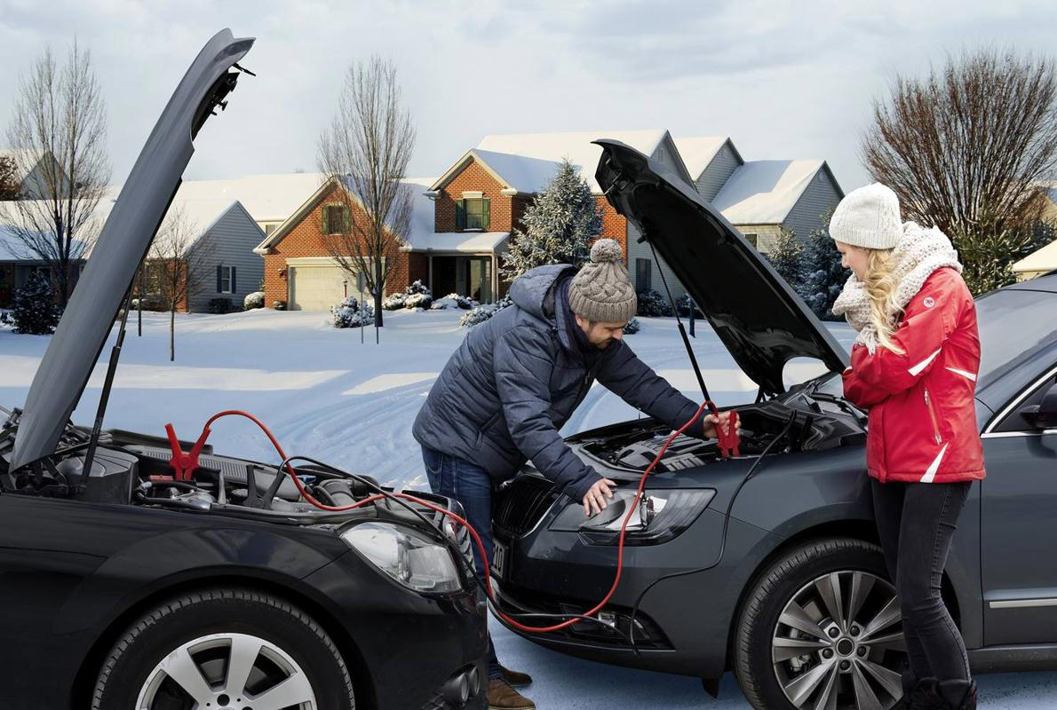 ¿Al cargar la batería del coche sabes qué cable va primero? ¿El negro o el rojo?