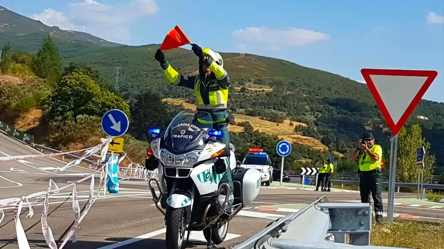 Ya sabemos qué pasa con la amarilla, pero qué debes hacer si un guardia civil en moto te saca una bandera roja