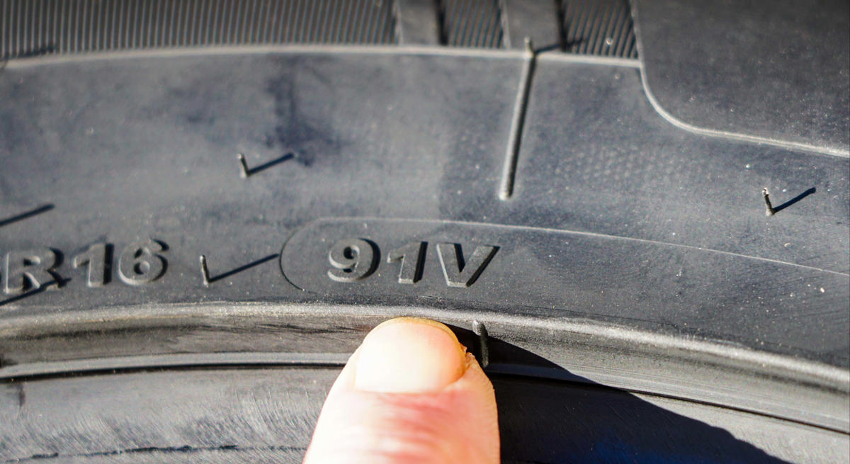 Ni la marca ni el dibujo: el detalle del neumático que casi nadie mira y puede comprometer la seguridad del coche