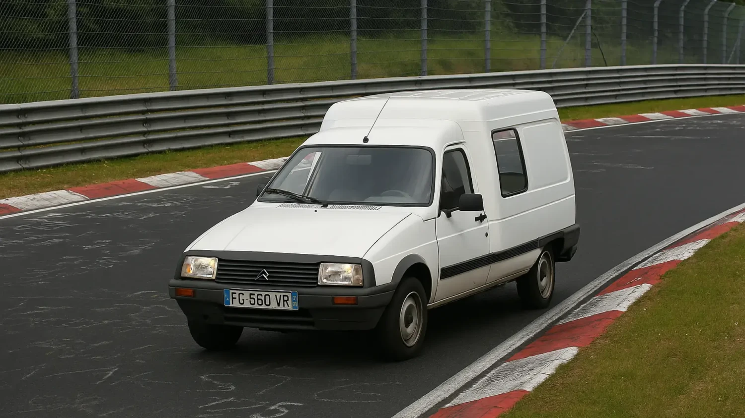 Un español hace la machada del siglo con su Citroën C15. Recorre 1.265 km para meter su furgoneta en Nürburgring, el peligroso infierno verde