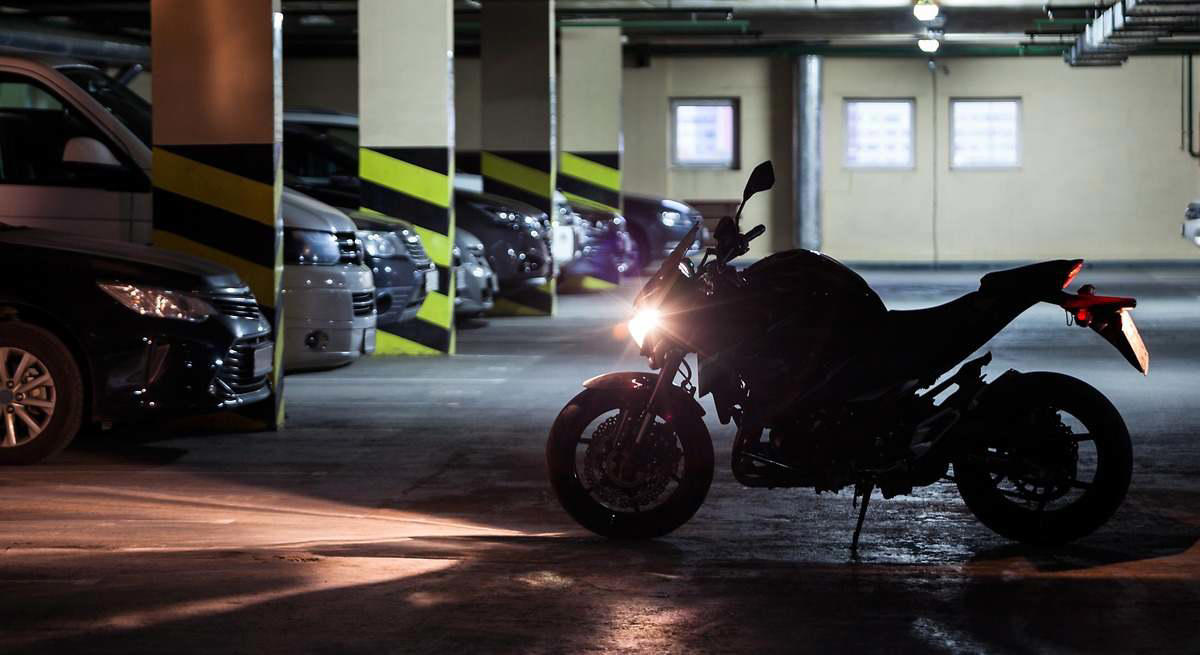 Aparcar coche y moto en una sola plaza de garaje: cuándo está permitido y en qué casos es ilegal en España