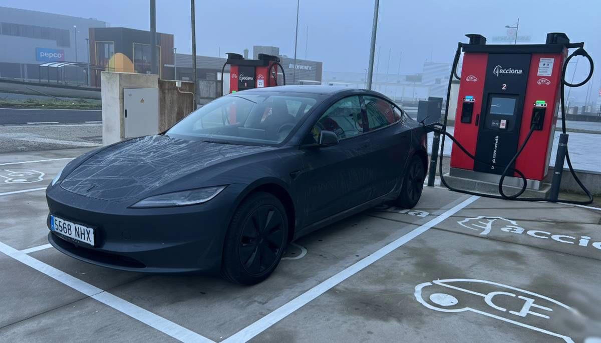 El Tesla Model 3 vuelve a ser el coche eléctrico mejor valorado: "Ofrece prácticamente la combinación perfecta de todo"