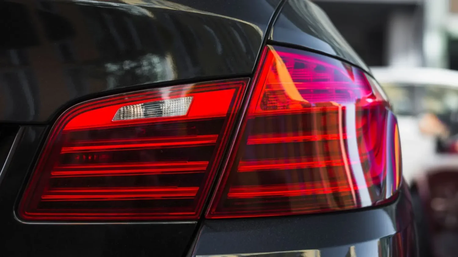 Las luces de los coches se han vuelto tan complicadas que es un problema repararlas. Mercedes quiere patentar algo que lo soluciona