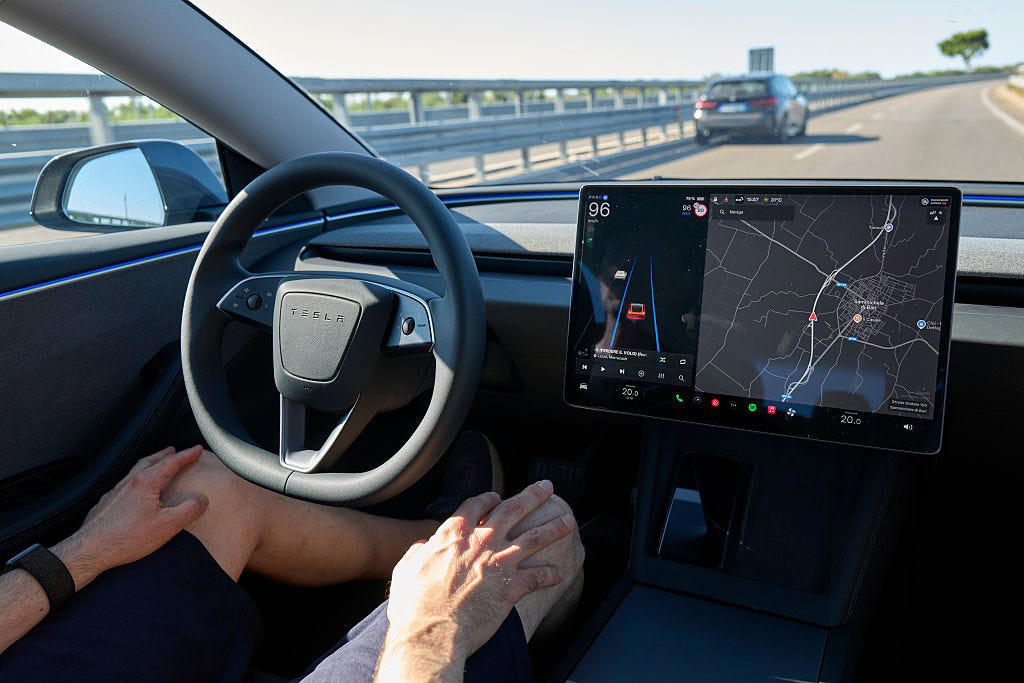 China quiere prohibir los volantes 'yoke' como los de Tesla y Lexus por considerarlos peligrosos