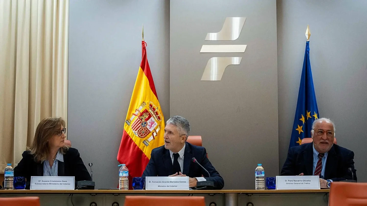 El ministro del Interior, Grande-Marlaska, habla sobre las multas por no llevar la baliza V-16: "No habrá más que con los triángulos"