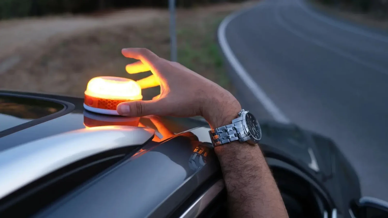 ¿Sabías que puedes ser multado en caso de avería, aunque tengas la baliza V16 puesta, si no tienes estas luces encendidas?