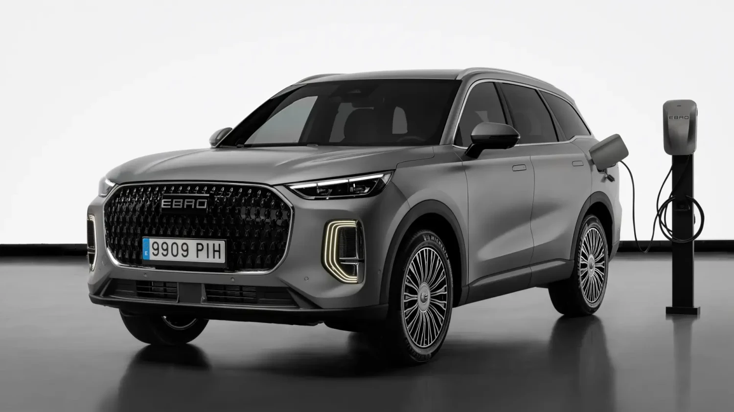 Cómo es el sistema híbrido del Ebro S900, un superhíbrido enchufable de 425 CV, tres motores y 140 km de autonomía